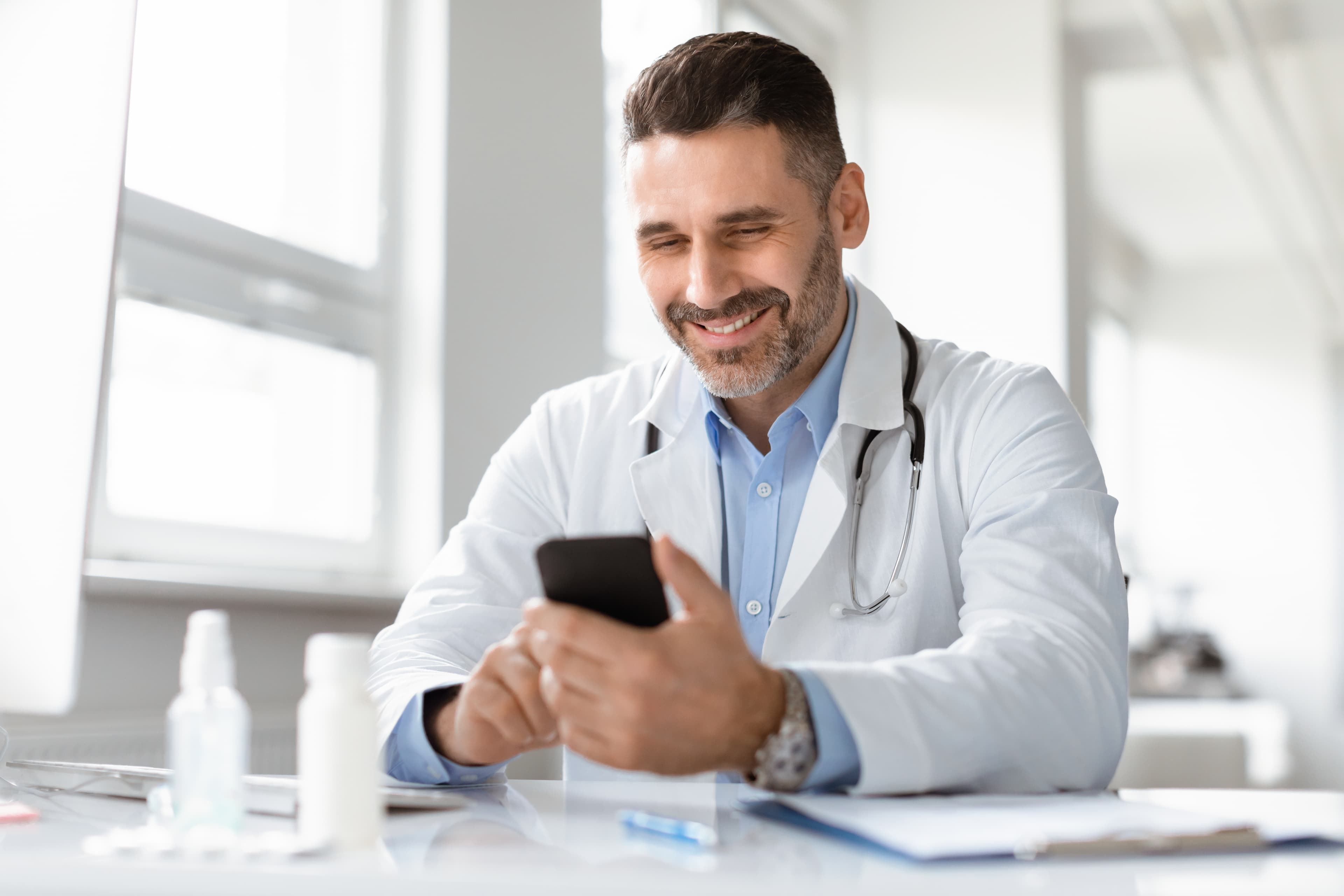Médico consultando online